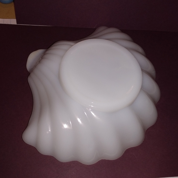 Milk Glass Sea Shell Trinket Dish - Picture 2 of 3